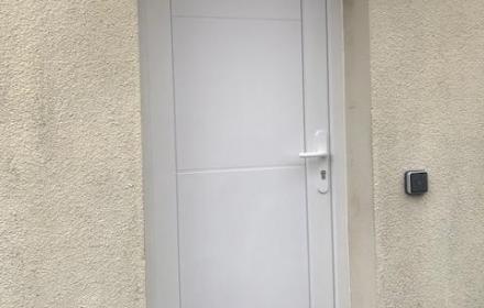 Pose de menuiseries PVC pour une maison en location à La loupe