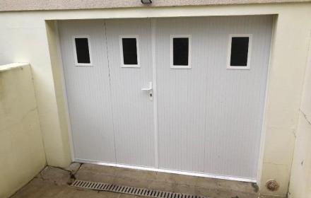 Pose d'une porte de garage en PVC par votre menuisier aluminium sur La loupe