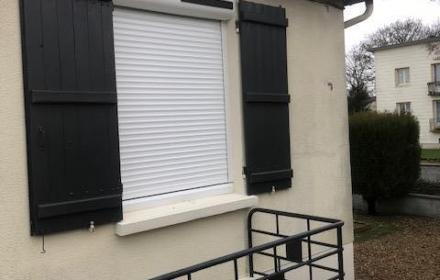 Pose de menuiseries PVC pour une maison en location à La loupe