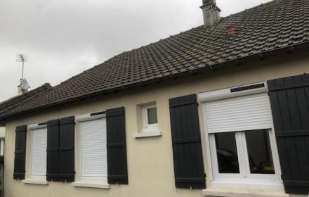 Pose de menuiseries PVC pour une maison en location à La loupe