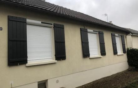 Pose de menuiseries PVC pour une maison en location à La loupe