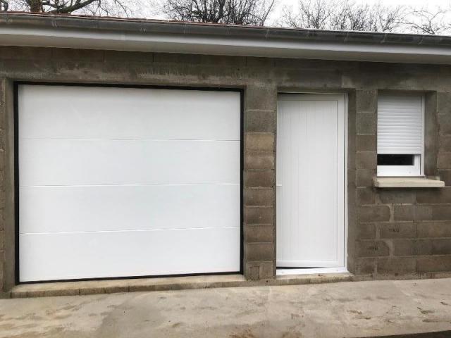 Pose d'une porte de garage, d'une porte de service et d'une fenêtre pour un garage 