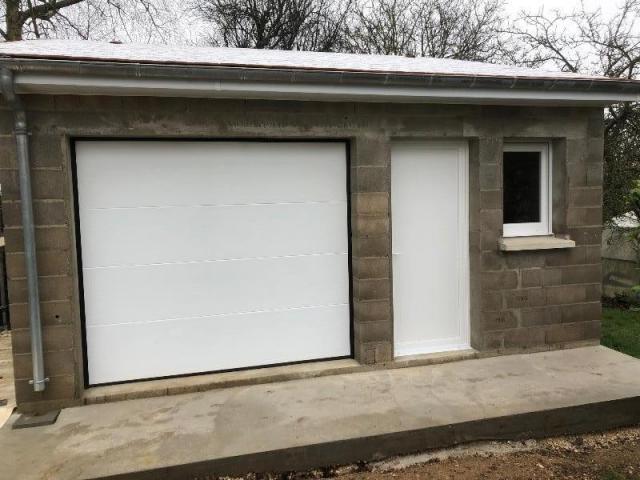 Pose d'une porte de garage, d'une porte de service et d'une fenêtre près de Chartres