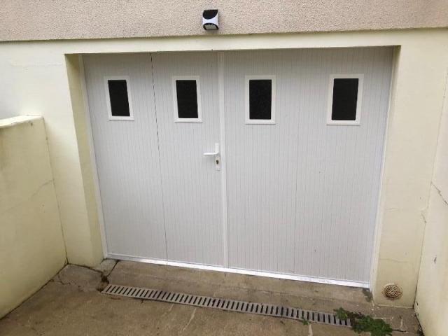 Installation d'une porte de garage à ouverture latérale manuelle