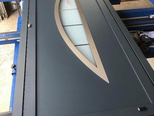 Fabrication d'un porte aluminium avec un vitrage demi-lune installée près de Brou