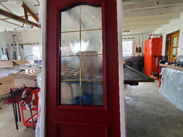 Fabrication et pose d'une porte d'entrée en aluminium avec vitrage à la loupe
