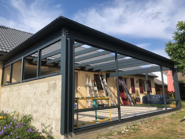Fabrication et pose d'une véranda aluminium aux alentours de la loupe 