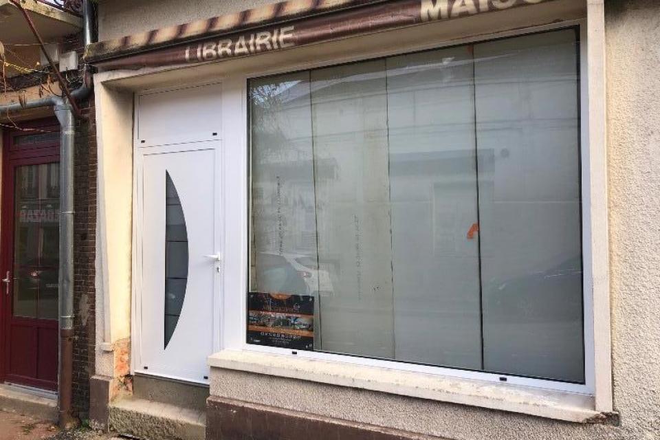 Fabrication et pose d'une porte d'entrée et d'une vitrine sur la commune de la loupe