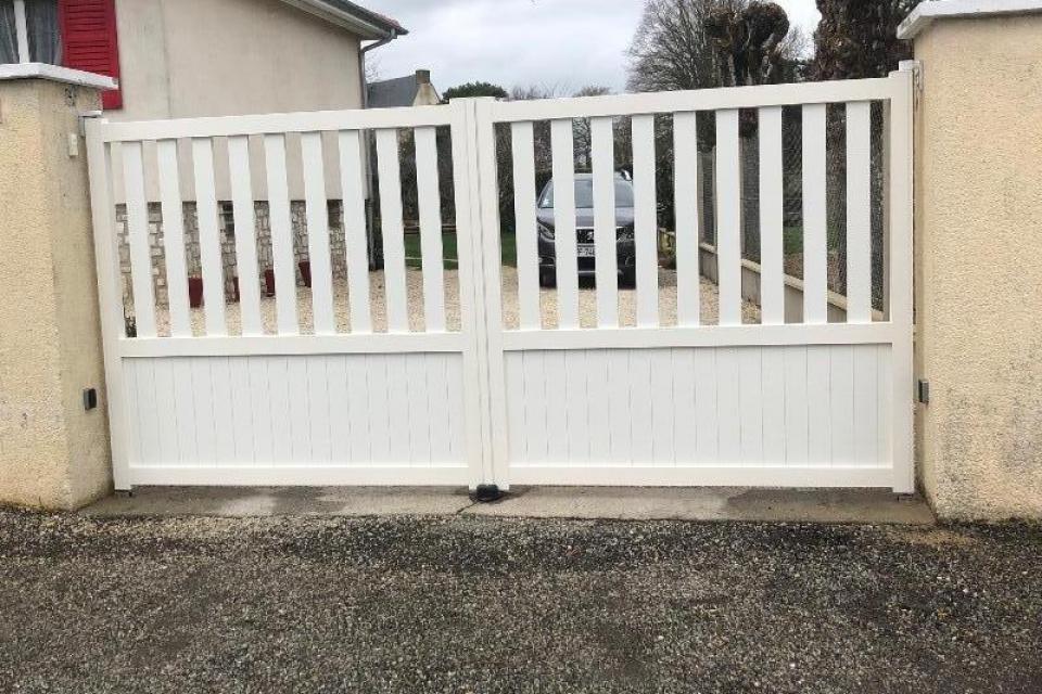 Fabrication et pose d'un portail motorisé en aluminium près de Chartres 