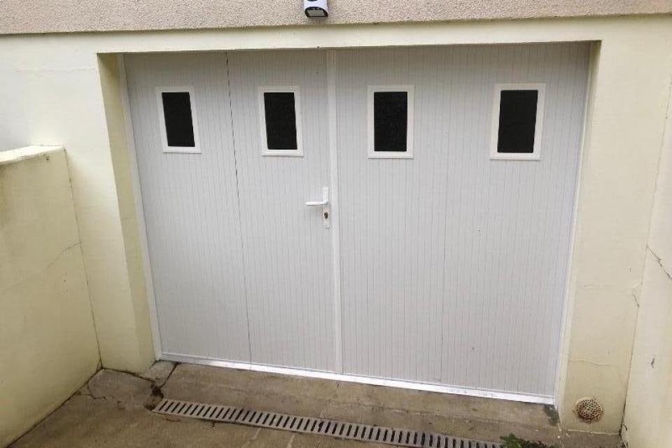 Installation d'une porte de garage à ouverture latérale manuelle