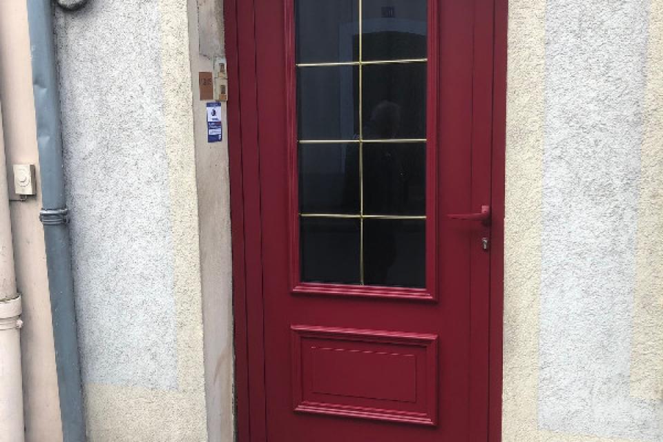 Fabrication et pose d'une porte d'entrée en aluminium avec vitrage à la loupe